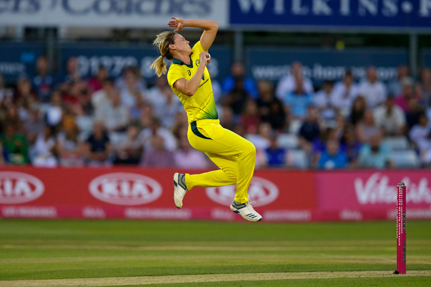 Ellyse Perry Cricket_Balling