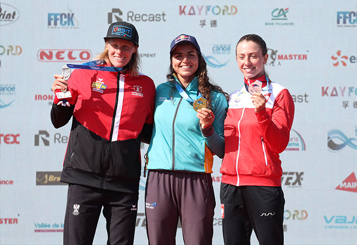 Jess Fox holding gold medal.